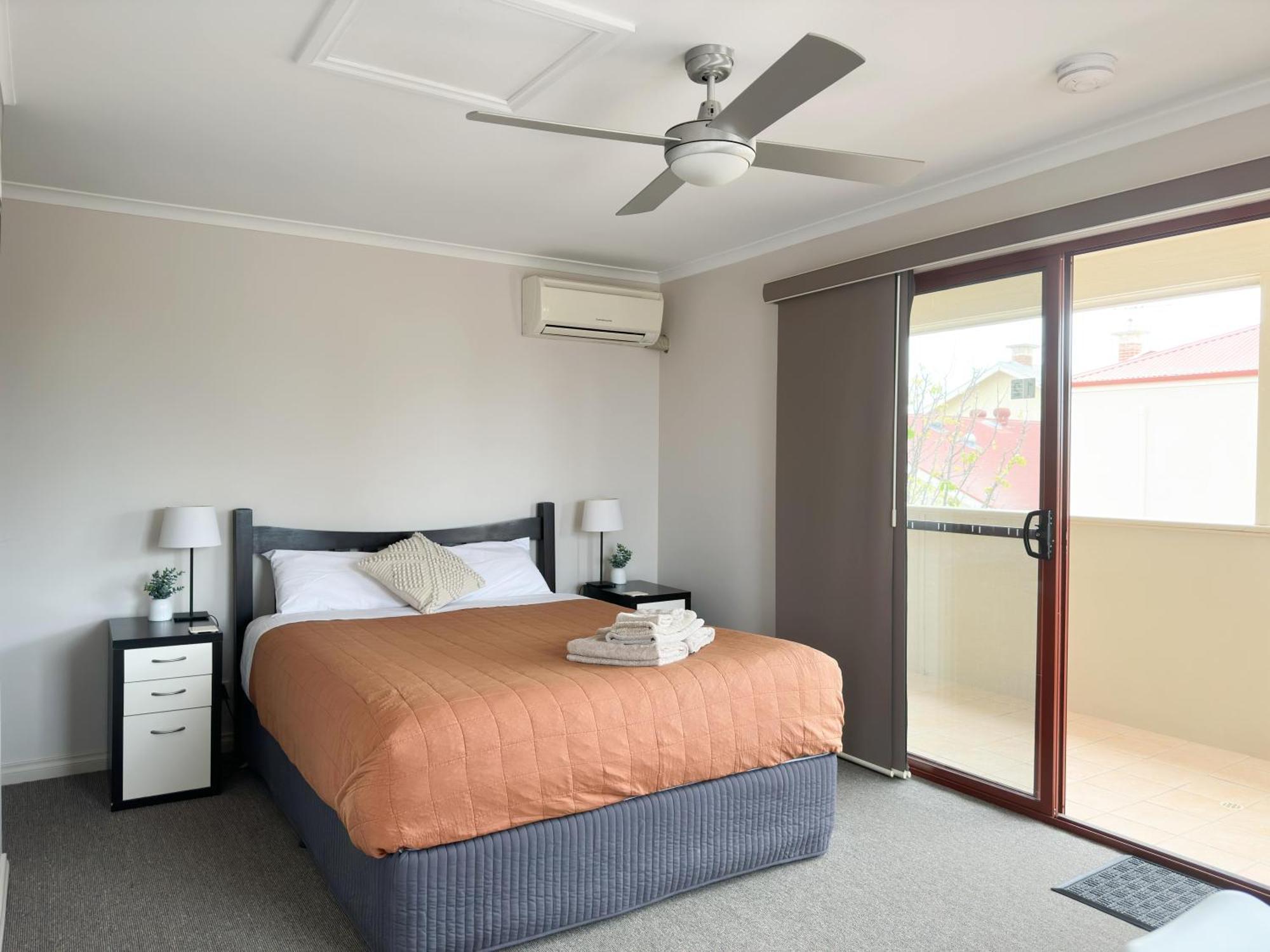 Port Vincent Motel & Apartments Екстериор снимка